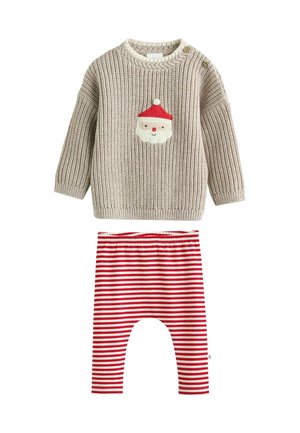Heled hallides kudumissweater, kus on Santa näo detail ja valge krae; punasest ja valgest triibulisest kangast legginsid elastse vöökohtaga.