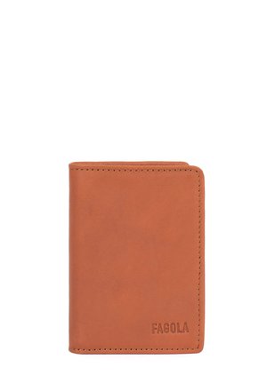 Portefeuille bifold en cuir brun avec coutures visibles et « FAGOLA » embossé dans le coin inférieur droit, présenté fermé sur fond blanc.