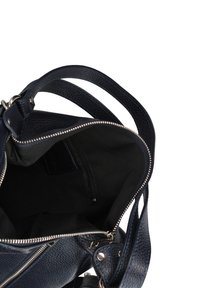Borsa a tracolla in pelle blu navy con chiusura a zip, superficie texturizzata e spallacci regolabili. Interno foderato in tessuto nero con una tasca con zip.