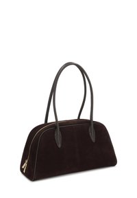 Tamna burgundska suđena torba s dva crna kožna ručka, zaobljenog oblika, zlatnim zatvaračem i suptilnim detaljima šivanja.