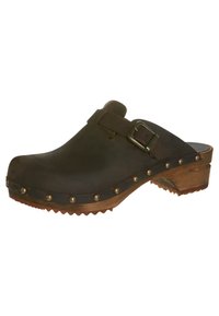 Zoccoli in legno con tomaia in pelle marrone scuro, dotati di una fibbia argentata, borchie metalliche lungo la base e suola in gomma con texture.