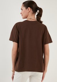 LELA CREW NECK  - Pamata T-krekls - brown