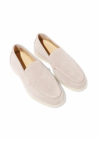 Svijetlo ružičaste ante slip-on cipele s zaobljenim nosom, kontrastnim šavovima i bijelom gumenom potplatom. Glatka tekstura i minimalistički dizajn.