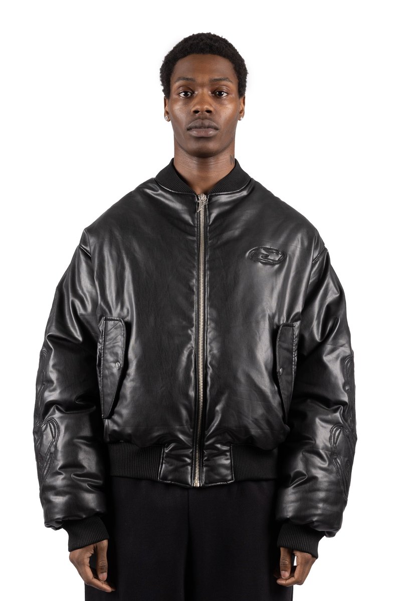 Chaqueta bomber de cuero negro con cremallera frontal, puños y dobladillo acanalados, y bolsillos laterales. Presenta un sutil emblema de marca en el pecho.