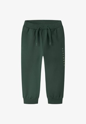 Mørkegrønne børnejoggingbukser med elastisk talje og manchetter, snøre, sidelommer og "EXPLORER" tekst på højre ben.