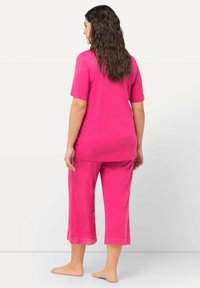Ulla Popken LOCHSTICKEREI V-AUSSCHNITT HALBARM SET - Pigiama - berry