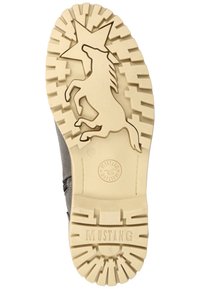 Suela de bota de goma en color marrón claro con un patrón texturizado, que presenta la silueta de un unicornio y un diseño de estrellas. El nombre de la marca "MUSTANG" es visible.