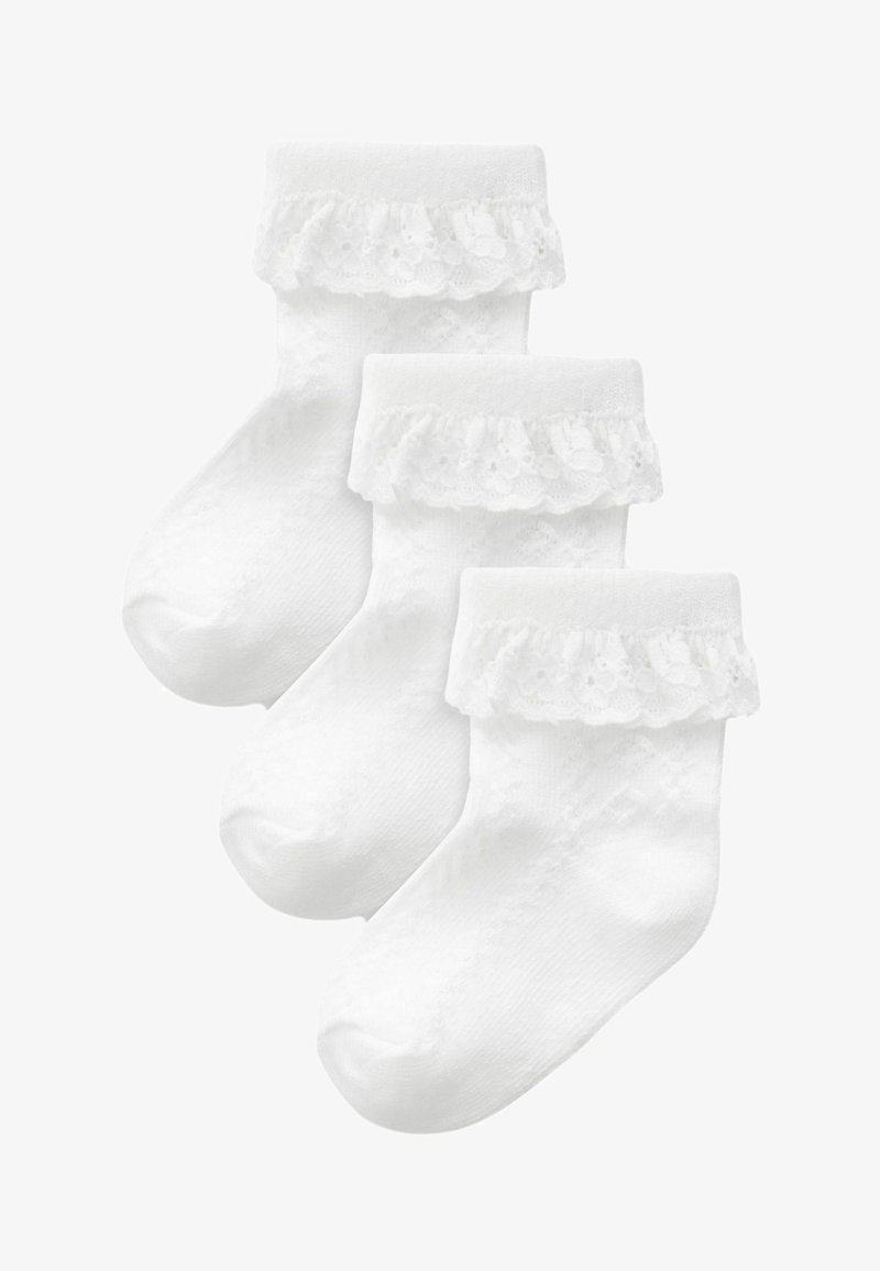 Chaussettes blanches en coton pour tout-petits avec une bordure en dentelle froncée en haut et un motif texturé sur l'ensemble du corps. Ensemble de trois paires.