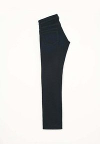 Jeans de mezclilla negra con un diseño ajustado, que cuentan con cinco bolsillos y un cierre de botón, exhibidos verticalmente sobre un fondo claro.