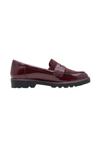 Loafer μπορντό με συνδυασμό γυαλιστερών και σουέντ υφών, με υφασμένο λουράκι και παχύ, μαύρο αυλακωτό πάτο.