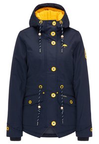 Marinblå vattentät jacka med en ljusgul fleecefoder, stora knappar, justerbara dragband och två framfickor.