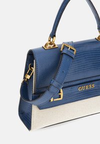 Guess SESTRI HANDLE FLAP - Rankinė - blau multi