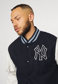 New Era new york yankees anniversary patch varsity jacket - Casaco de treino - french navy/off-white