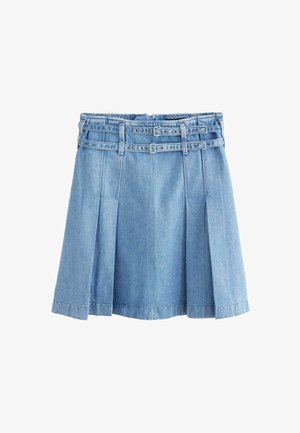 Jasnoniebieska spódnica dżinsowa z plisowanym designem, wieloma pętlami na pasek i metalowymi elementami. Strukturalny kształt, swobodna tekstura i długość do połowy uda.