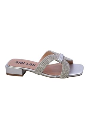 Sandalo argento con tacco basso, punta quadrata, cinturini incrociati con strass e scritta "BIBI LOU" stampata sulla soletta color cuoio.