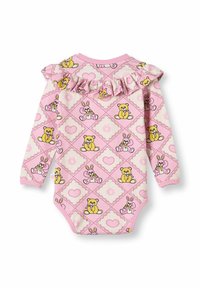 Langärmliger rosa Overall mit einer rüschenden Ausschnittkante, dekoriert mit Teddy-Bären und Hasen in einem Diamantmuster mit Herzen.