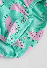 En grön bodysuit med rosa vattenmelontryck, med tryckknappar i botten. Tyget är ribbat och stretchigt, vilket ger en texturdetalj.