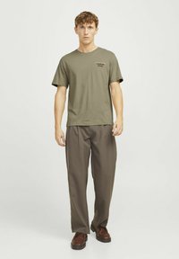 Jack & Jones GEDRUCKT RUNDHALS - Trükipildiga T-särk - silver sage