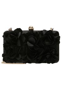 Clutch rettangolare nero con fiori in tessuto di grandi dimensioni, chiusura a palla in tono oro e una sottile catena dorata parzialmente visibile in basso a sinistra.
