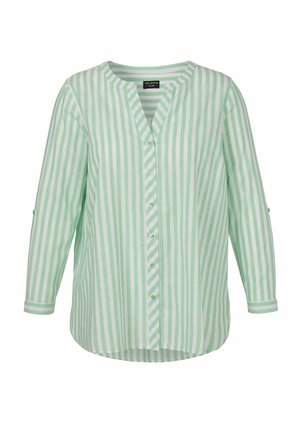 Chemise rayée verte et blanche avec un col en V, fermeture à boutons à l'avant, manches trois-quarts et ourlet incurvé. Matériau en coton, texture lisse.
