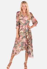 Florales Wickelkleid aus leichtem Stoff, mit pinken und grünen Mustern, langen Ärmeln, Spitzenakzenten und einem taillierten Gürtel mit asymmetrischem Saum.