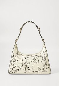 Geantă de mână din piele albă cu perforații florale, design curbat și bretea de umăr neagră contrastantă cu accente aurii de metal.