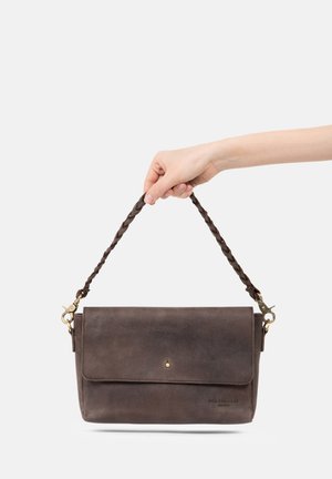 Braune Lederhandtasche mit geflochtenem Riemen, goldfarbenen Beschlägen, Klappenverschluss und einem dezenten eingeprägten Logo. Glatte Textur, rechteckige Form.