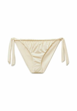 Kremowe satynowe bikini z regulowanymi troczkami po bokach, ułożone płasko na białym tle.