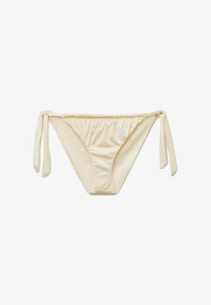 Kremowe satynowe bikini z regulowanymi troczkami po bokach, ułożone płasko na białym tle.