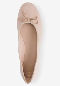 Vaaleanpunaiset ballerinat, joissa on kiiltävä pinta, pyöreä kärki ja koristeellinen nauhadetaili etuosassa. Pehmeä sisäpinta ja joustava pohja.