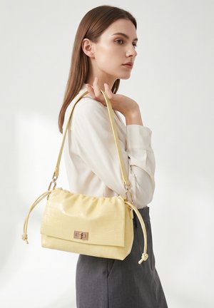 Kassandra, KASSANDRA SHOULDER BAG - Sac à main - yellow