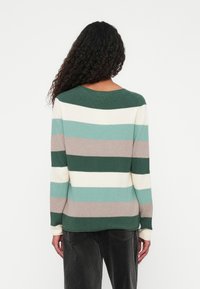 Pull en tricot avec des rayures horizontales vertes, bleu-vert, crème et taupe, doté d'un col rond et de manches longues.