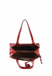 Borsa a tracolla rossa in pelle con due lunghi manici, chiusura con cerniera, molteplici scomparti interni e una superficie texturizzata.