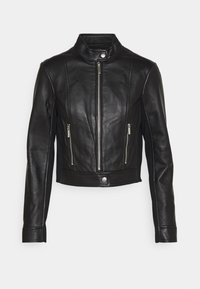 Czarna dopasowana skórzana kurtka z zamkiem z przodu, klapą na napy, dwoma bocznymi kieszeniami na zamek błyskawiczny oraz napem w pasie.