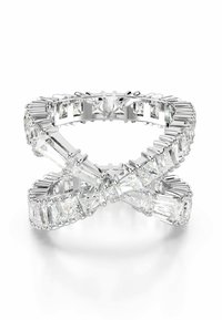 Anillo de plata con un diseño entrelazado que presenta piedras claras de corte rectangular y princesa dispuestas en estilo pavé. Acabado pulido.