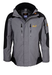 Pánská voděodolná bunda se šedými a černými panely. Má nastavitelnou kapuci, zipové kapsy a texturovanou vnitřní podšívku.