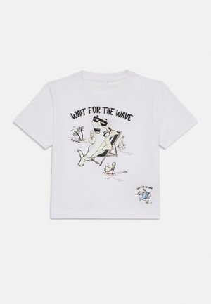 Wit T-shirt met een cartoonhaai met zonnebril, relaxend op een strandstoel met een ijsje in de hand, met de tekst "WACHT OP DE WEL" erboven.