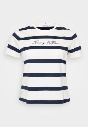 Hvit T-skjorte med marineblå horisontale striper, rund hals, korte ermer, og "Tommy Hilfiger" brodert i kursiv på forsiden.