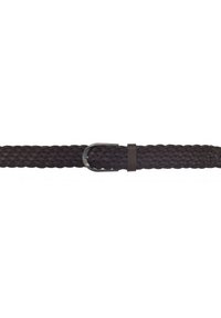 Cinturón trenzado marrón con hebilla de metal, que presenta un acento de cuero suave y un patrón trenzado texturizado para mayor detalle y durabilidad.