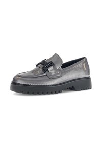 Metallisch grijze leren instapper met een chunky zwarte rubberen zool, voorzien van een decoratieve zwarte gesp aan de voorkant en stiksels.