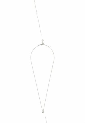 Silver kedja med ett färdigt hänge i geometrisk form, med strukturerad yta och låsning med kräftklor.