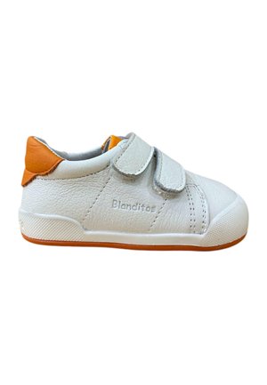 Zapatillas de cuero blanco con acento naranja en la parte trasera, correas de Velcro, lados texturizados, suela de goma y la marca "Blanditos" grabada.