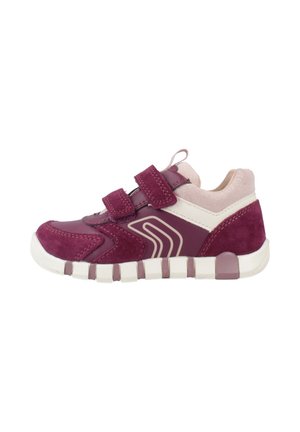 Scarpa da atletica viola e rosa con tomaia in suede texturizzato, due cinghie in Velcro e suola in gomma flessibile con accenti quadrati.