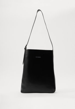 Sac à épaule en cuir noir avec une texture lisse, de forme rectangulaire et une longue bandoulière ; présente un petit logo blanc au centre.