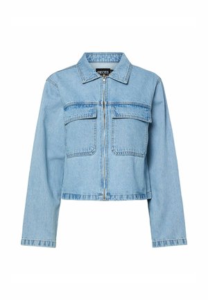 Lichtblauw cropped spijkerjack met ritssluiting aan de voorkant en twee borstflapzakken, voorzien van een klassieke kraag en lange mouwen.