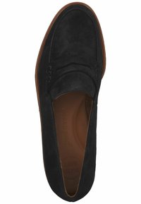 Mocassins en suede noir avec un bout arrondi, des détails cousus et une semelle en caoutchouc marron. Comprend une doublure intérieure douce pour plus de confort.