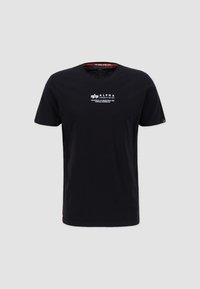 Mustmust värvi puuvillane T-särk lühikeste varrukatega, ümmarguse kaelusega ja valge trükitud logoga rinnal. Kaeluse sees on punased detailid.