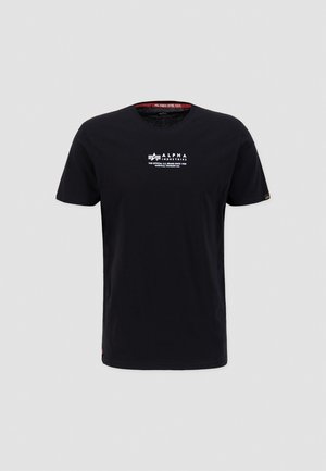 Maglietta in cotone nera con maniche corte, collo rotondo e logo bianco stampato sul petto. Presenta dettagli rossi all'interno del colletto.