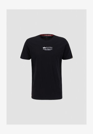 Maglietta in cotone nera con maniche corte, collo rotondo e logo bianco stampato sul petto. Presenta dettagli rossi all'interno del colletto.