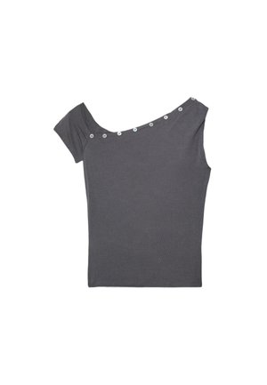 Donkergrijs geribbeld stretchstof korte mouwen top met een asymmetrische halslijn met een rij kleine witte knopen.